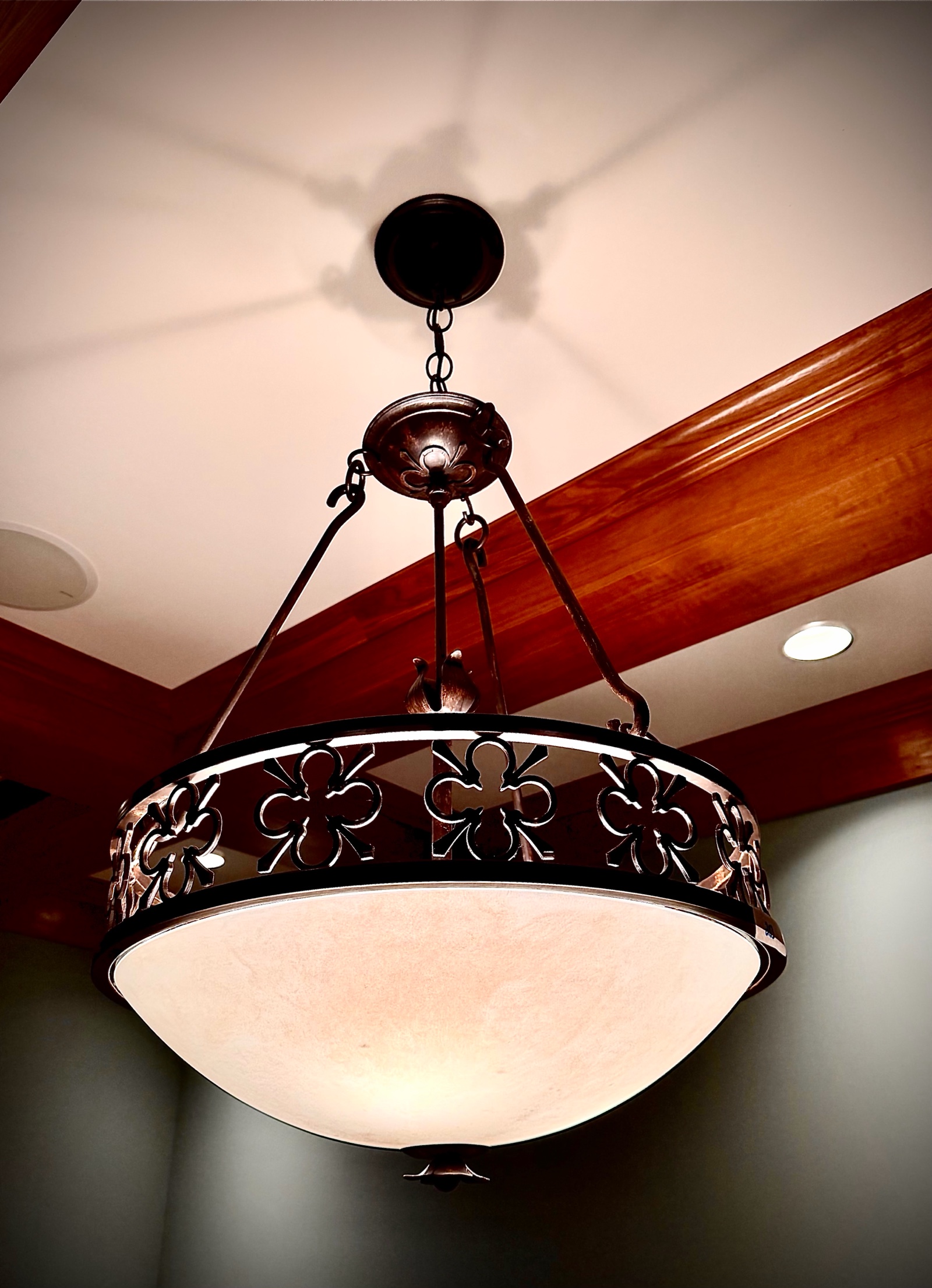 lot 203 image: Light fixture