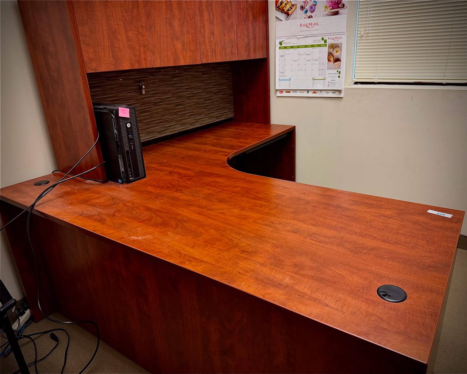 lot 208 image: desk with hutch