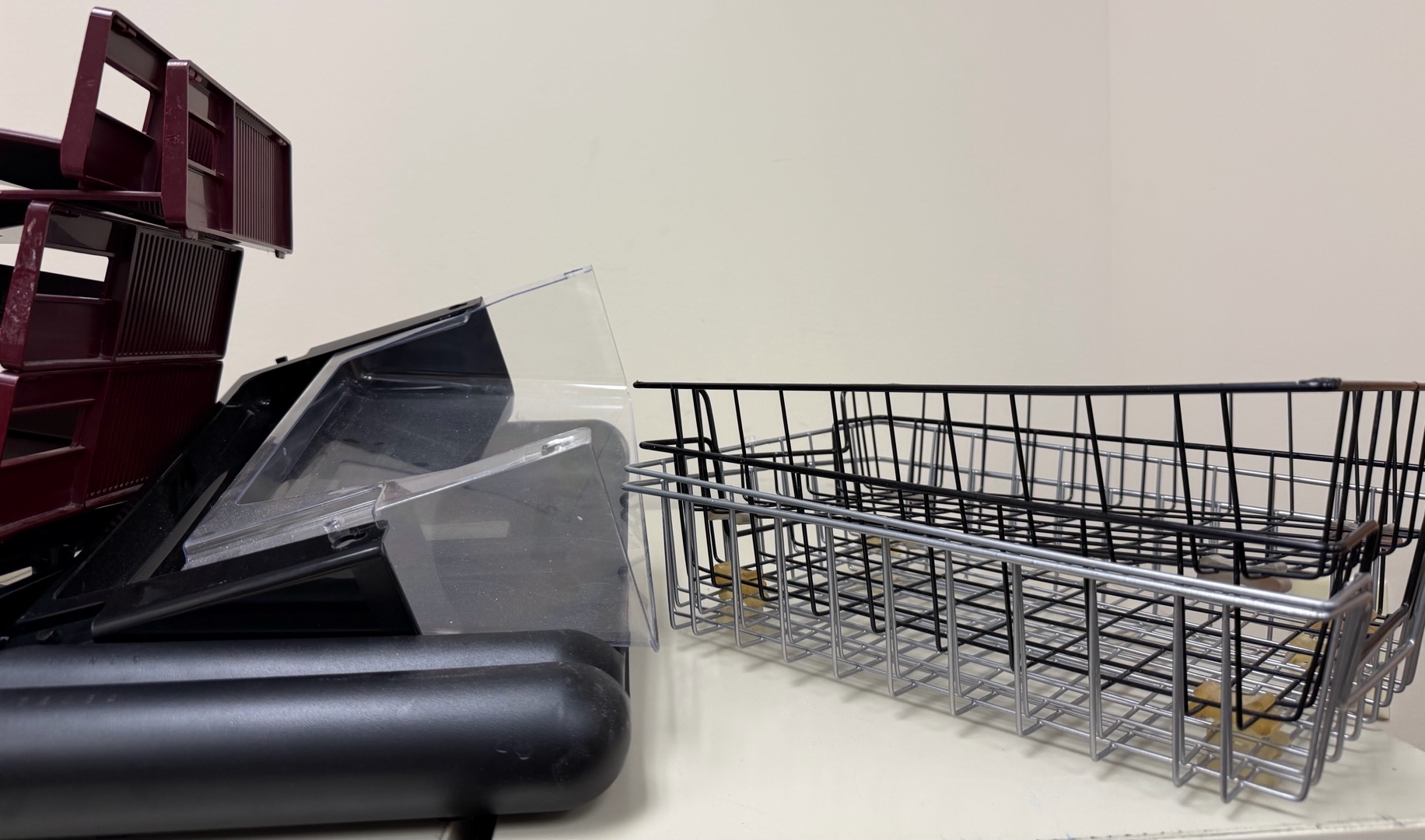 lot 263 image: baskets trays assorted