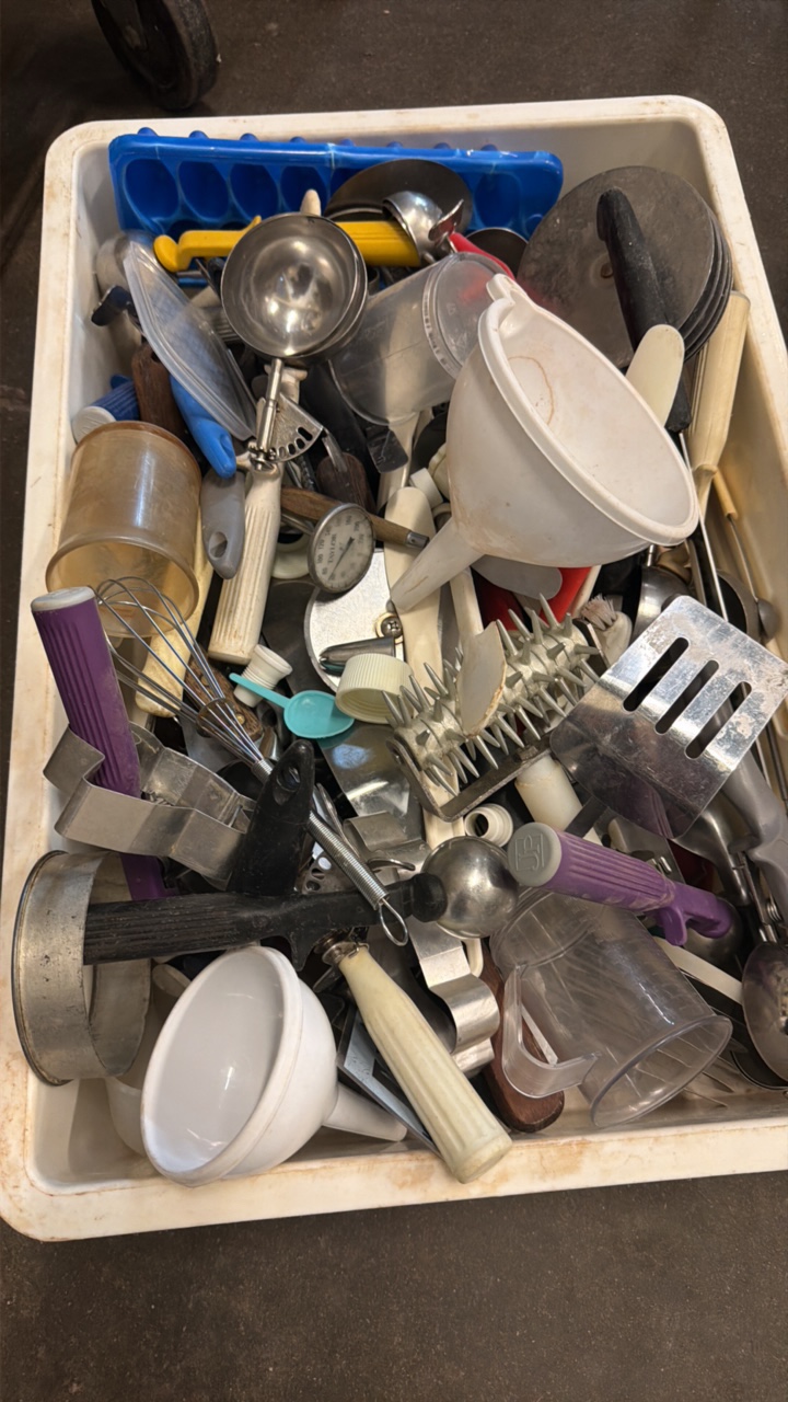 lot 318 image: utensils MASSIVE tote