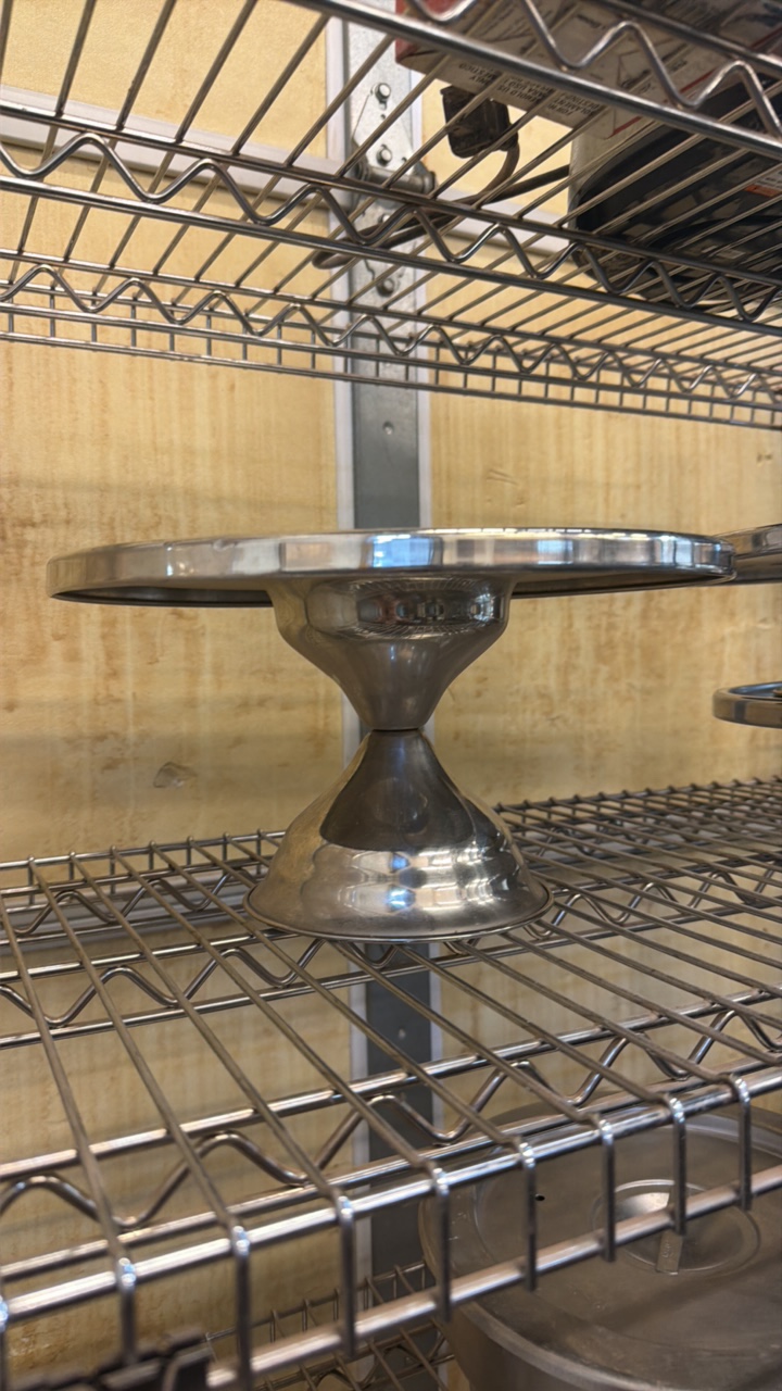 lot 322 image: cake trays