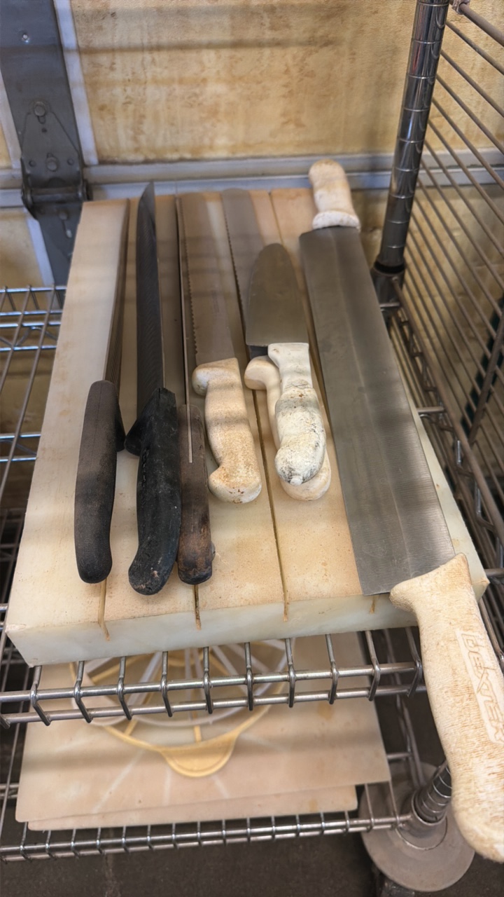 lot 327 image: knives and knife block