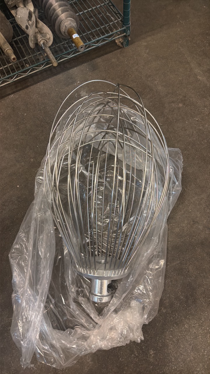 lot 370 image: wire whip attachment 140 Quart