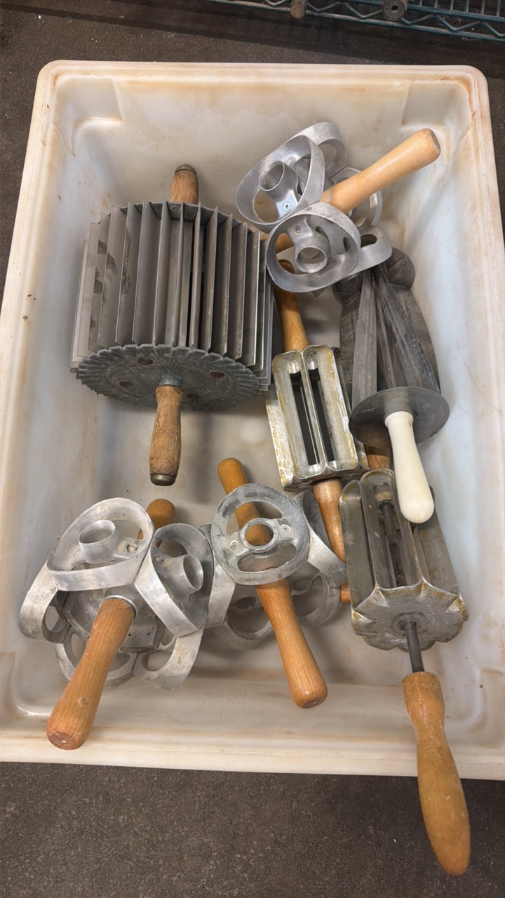 lot 371 image: Bucket of hand, donut, tools