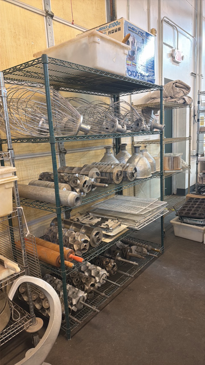 lot 372 image: Wire bakers rack