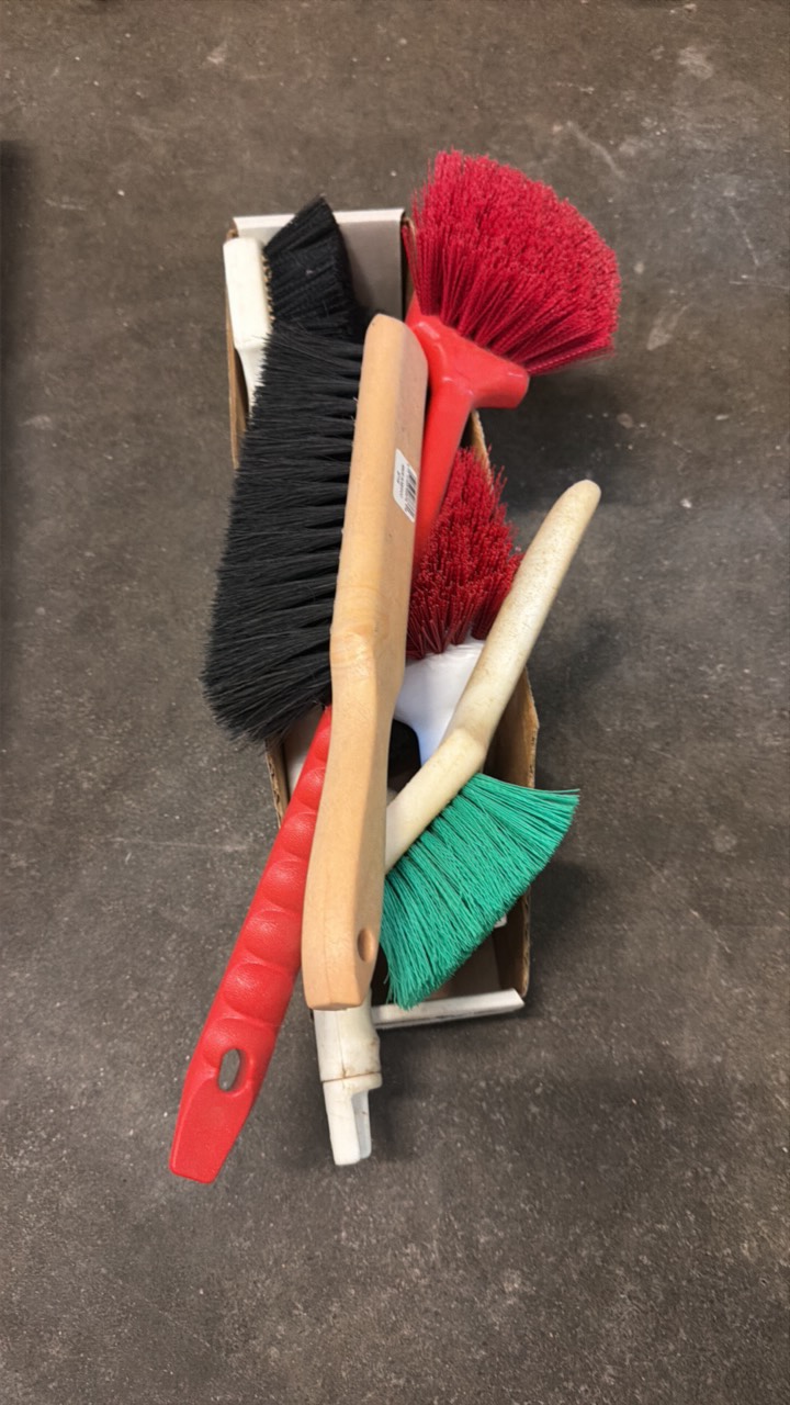 lot 375 image: box of brushes