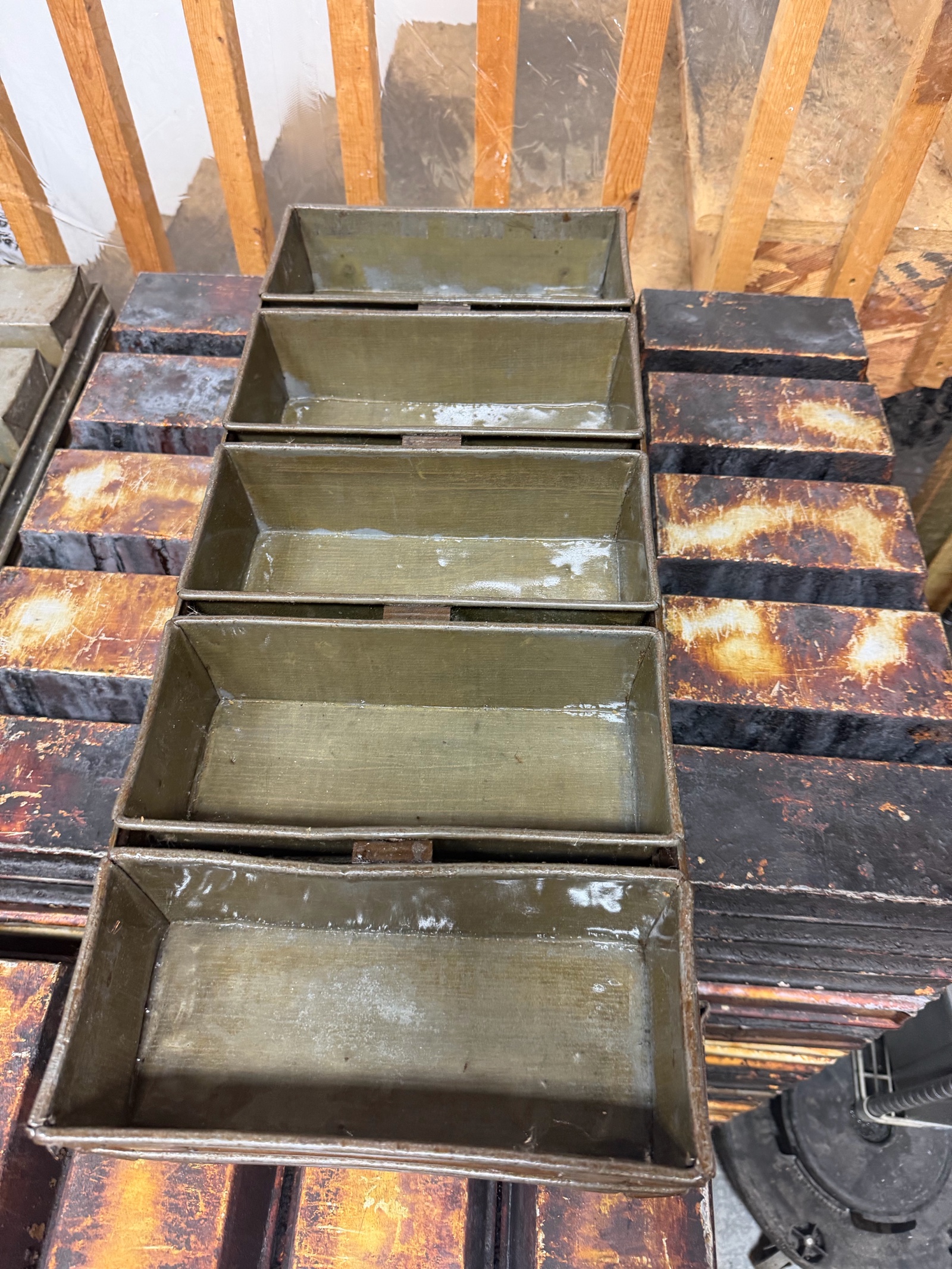 lot 393 image: 5 slot bread pan