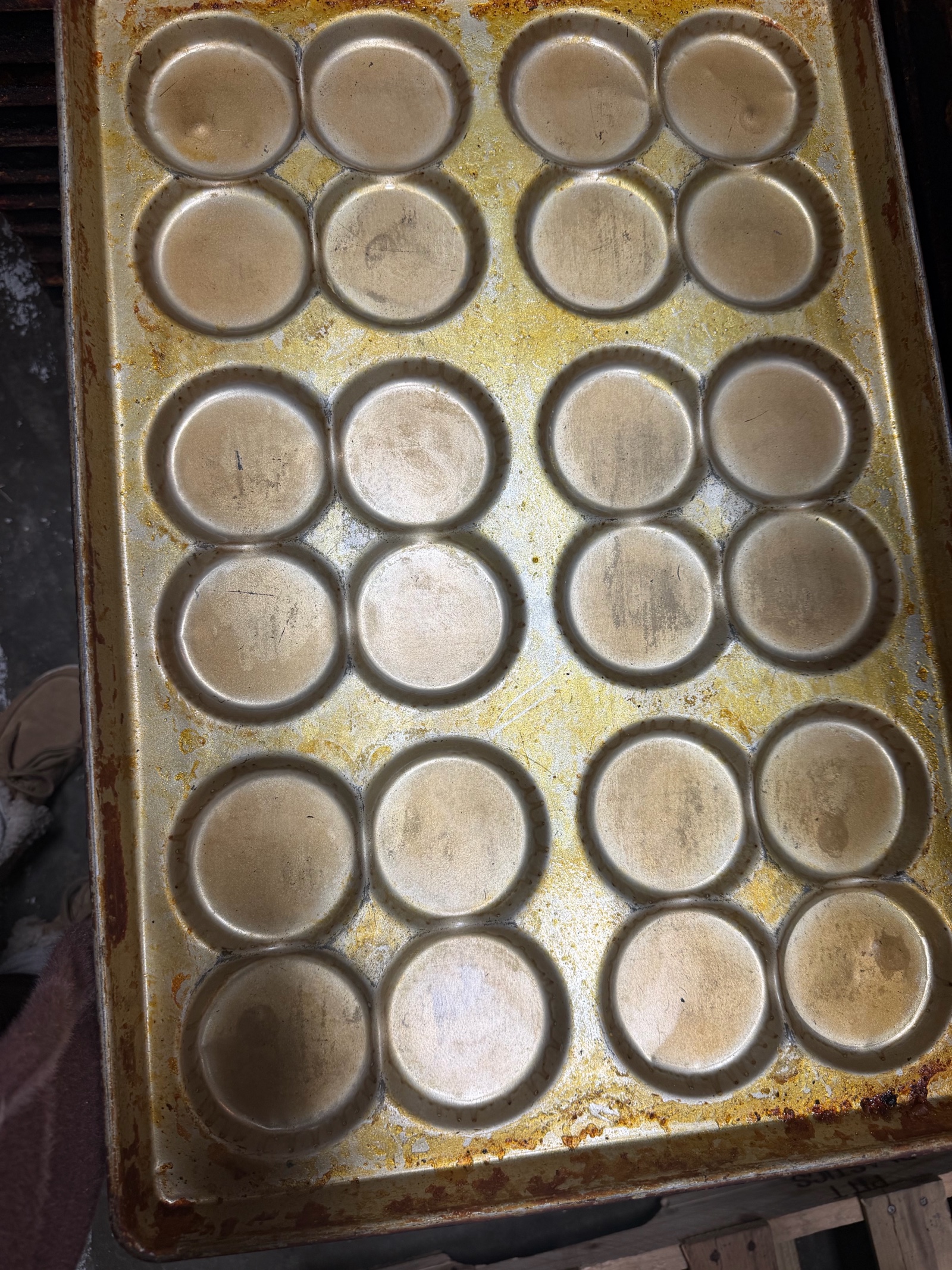 lot 397 image: hamburger bun pan