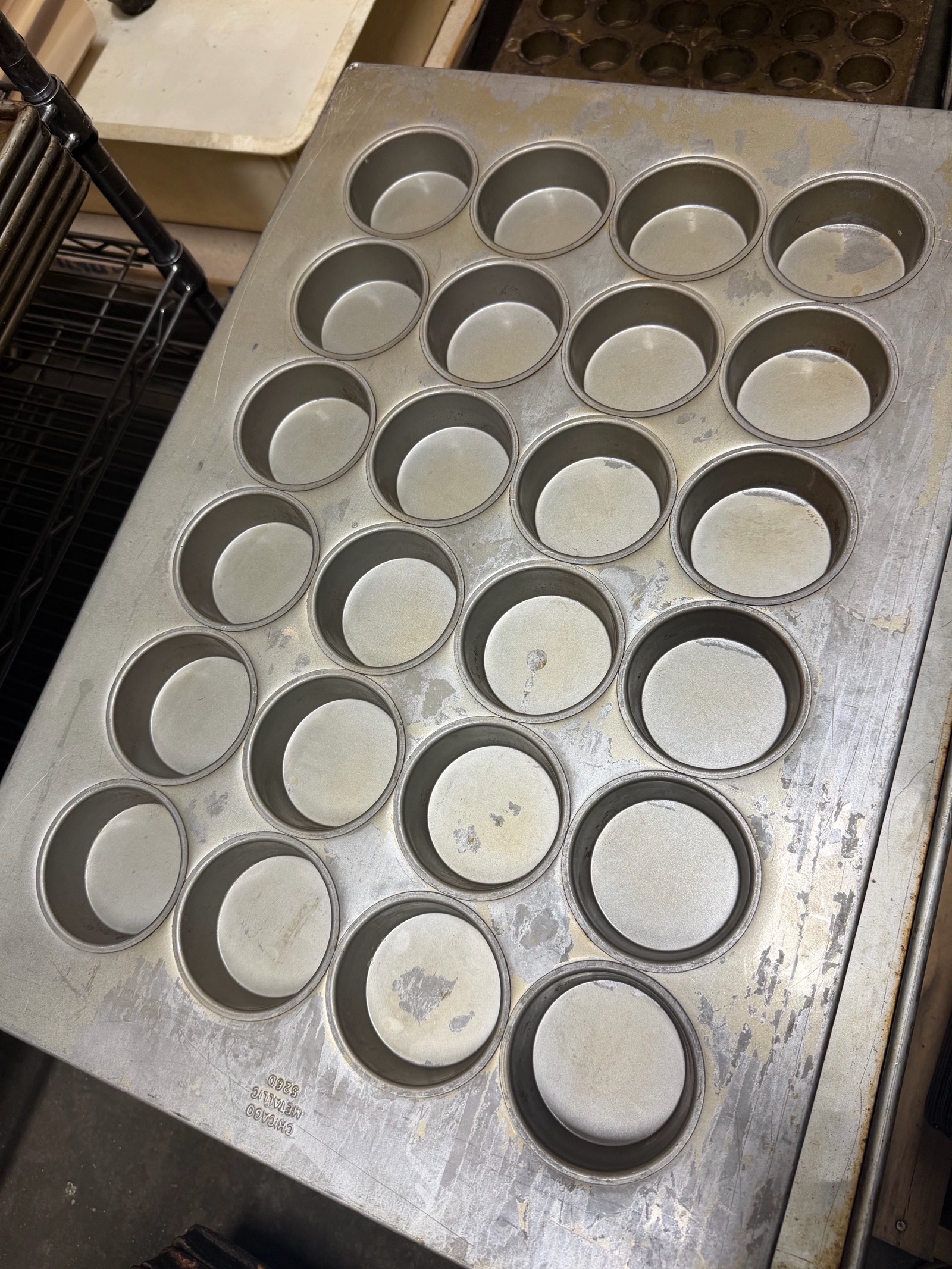 lot 398 image: mini cake muffin pan