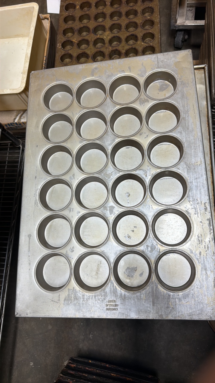 lot 399 image: Texas muffin pans