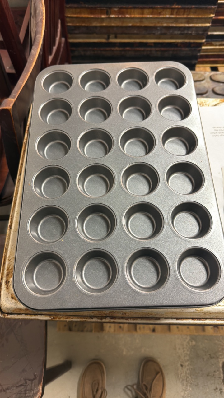 lot 400 image: mini muffin pan