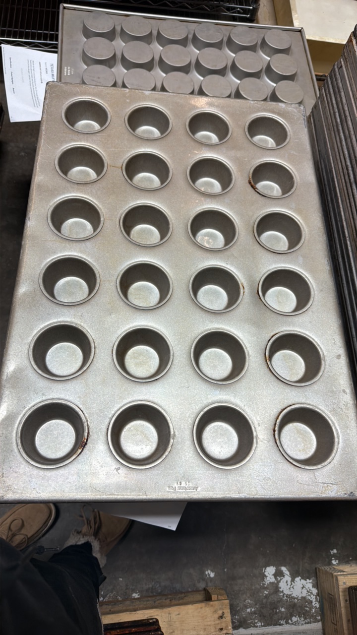 lot 401 image: cupcake pans