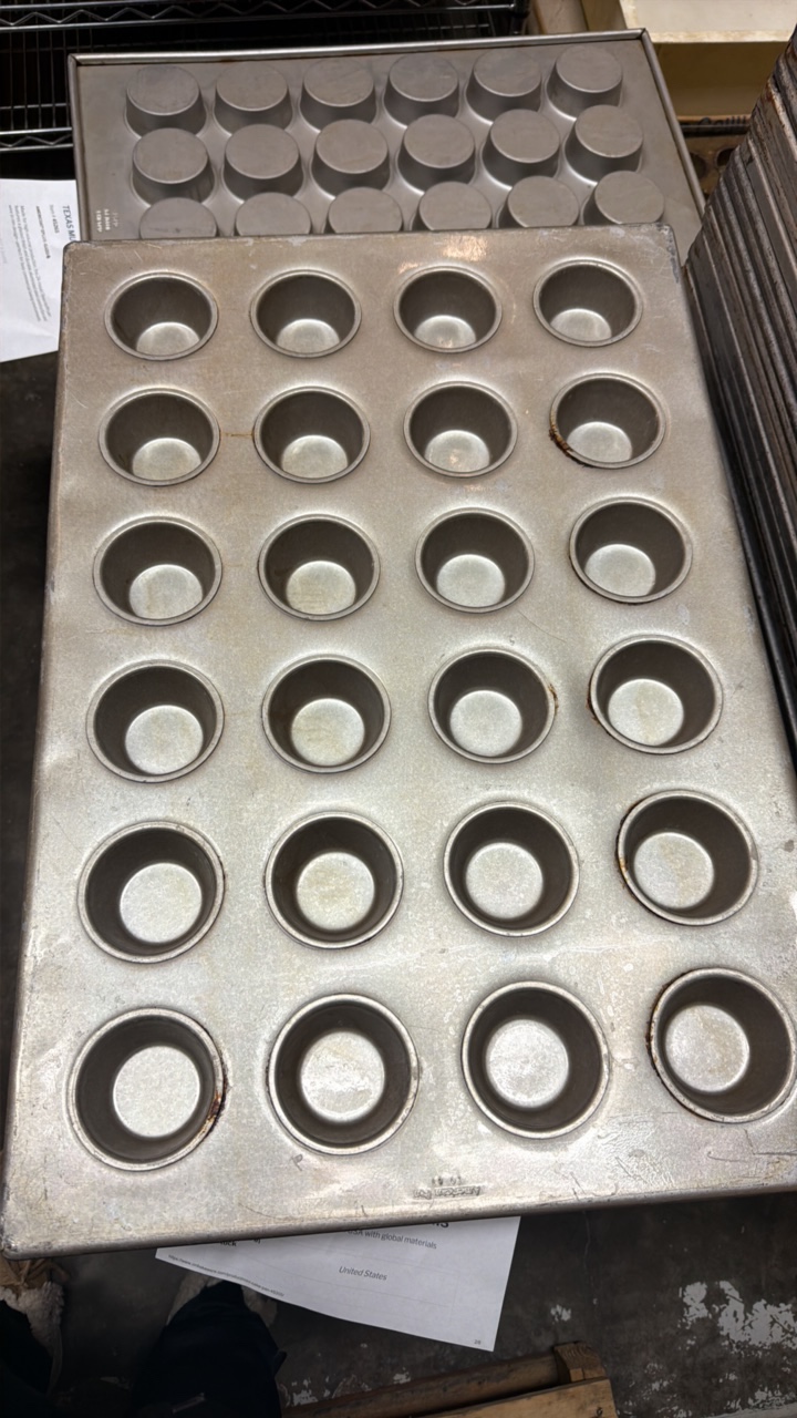 lot 402 image: cupcake pans