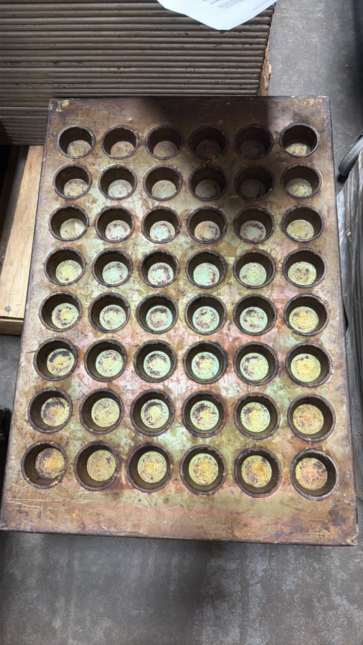 lot 405 image: mini muffin pans