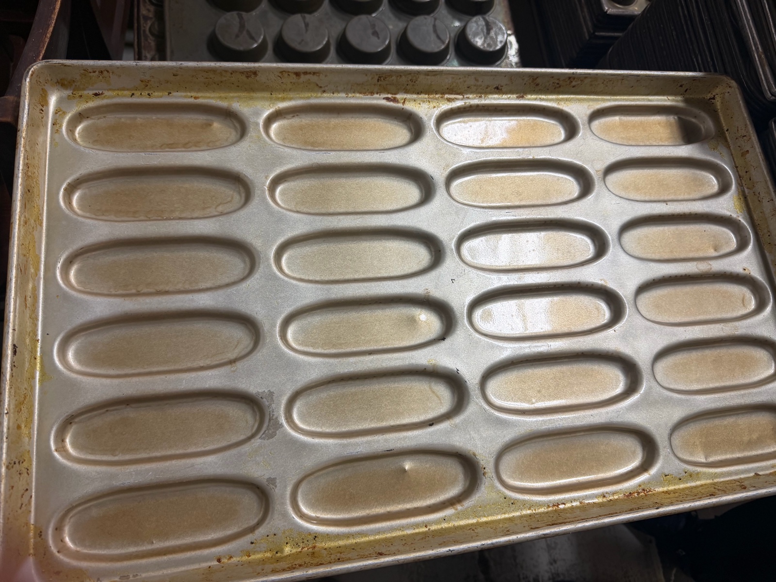 lot 406 image: hot dog bun pan