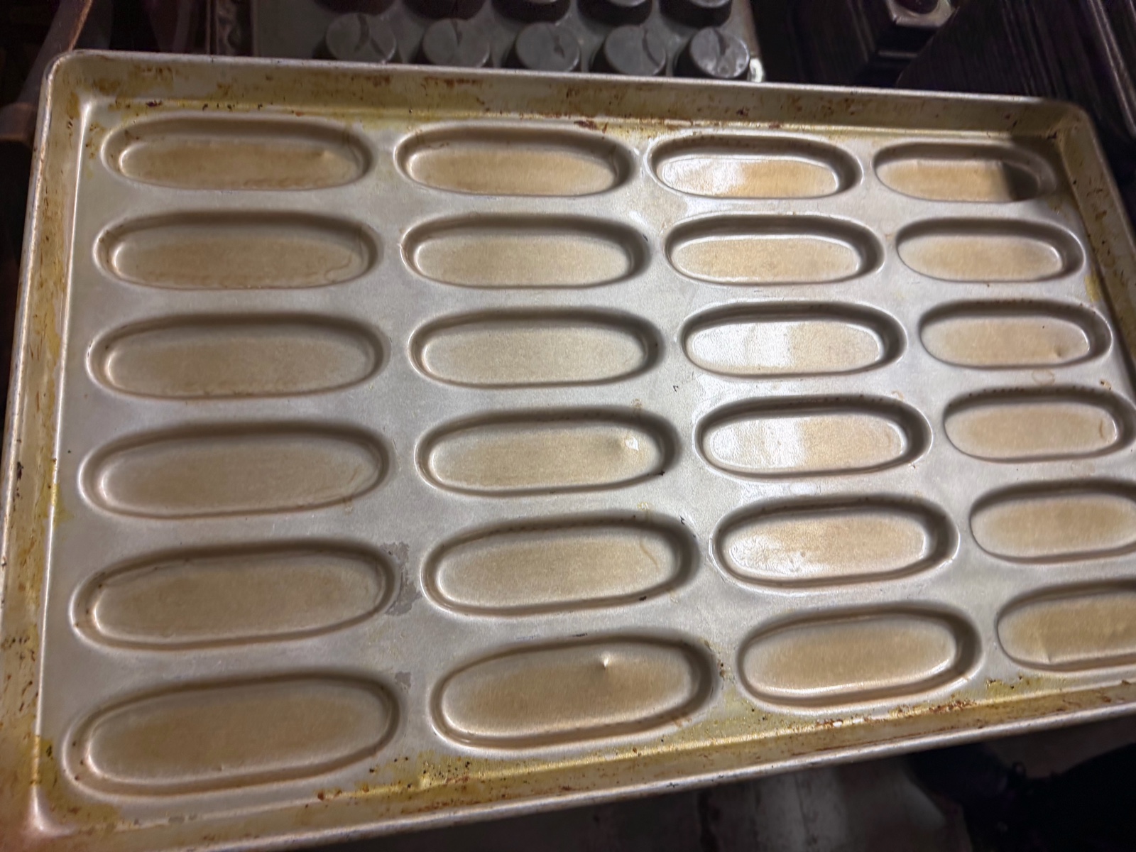 lot 407 image: hot dog bun pans