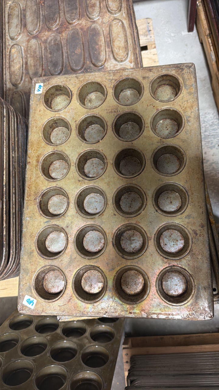 lot 409 image: mini cupcake pans