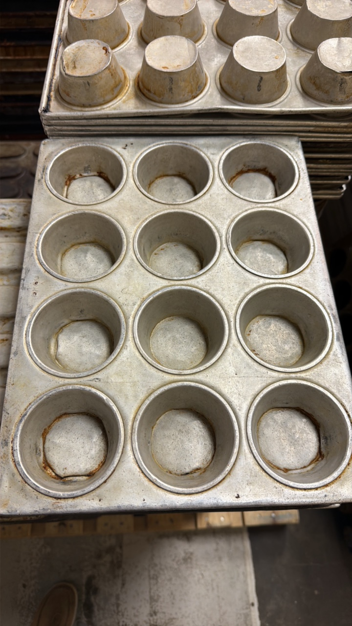 lot 411 image: cupcake pans