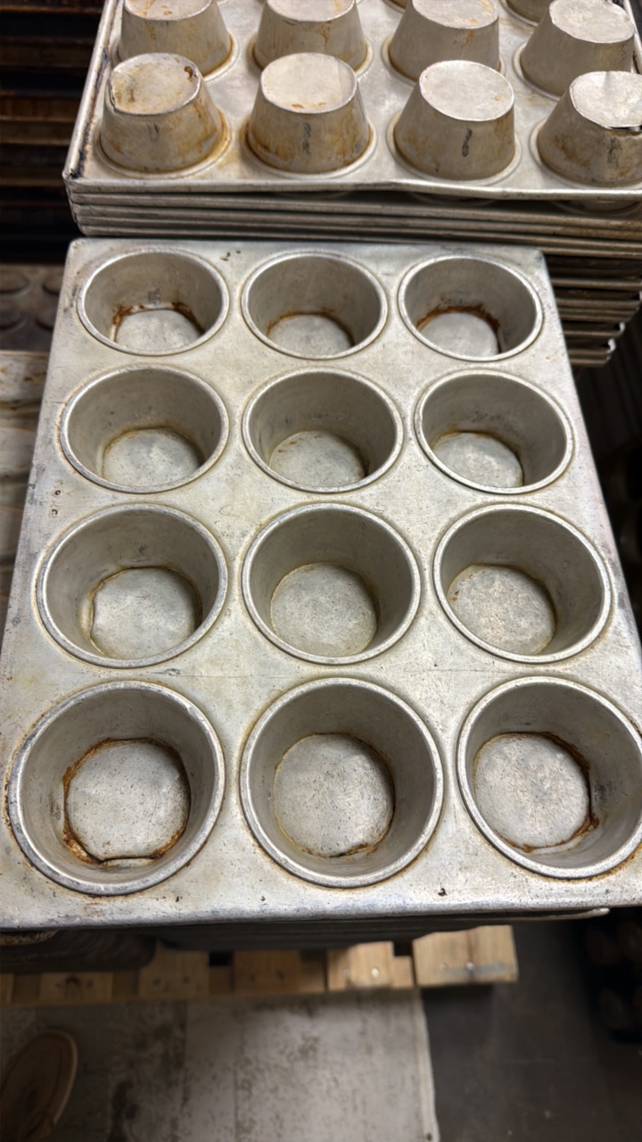 lot 412 image: cupcake pans