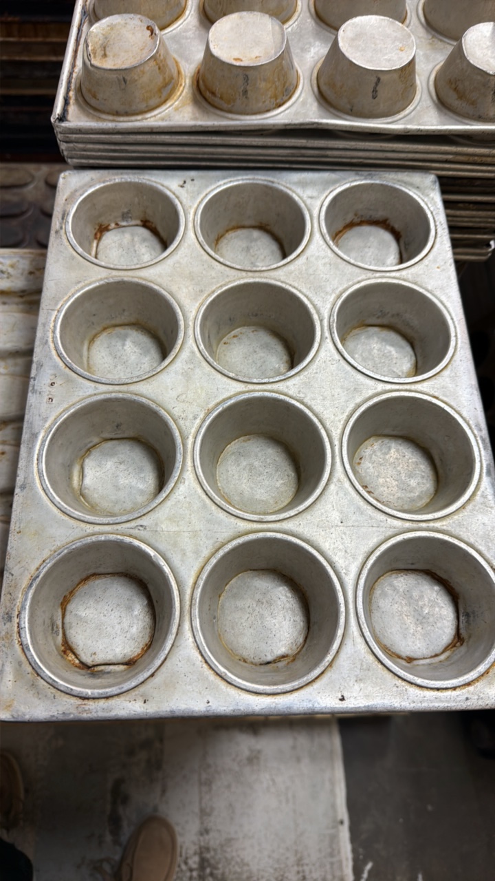lot 413 image: cupcake pans