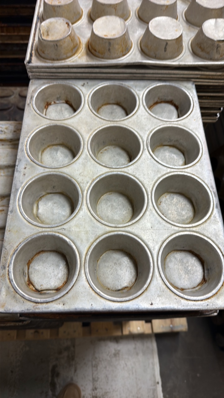 lot 414 image: cupcake pans