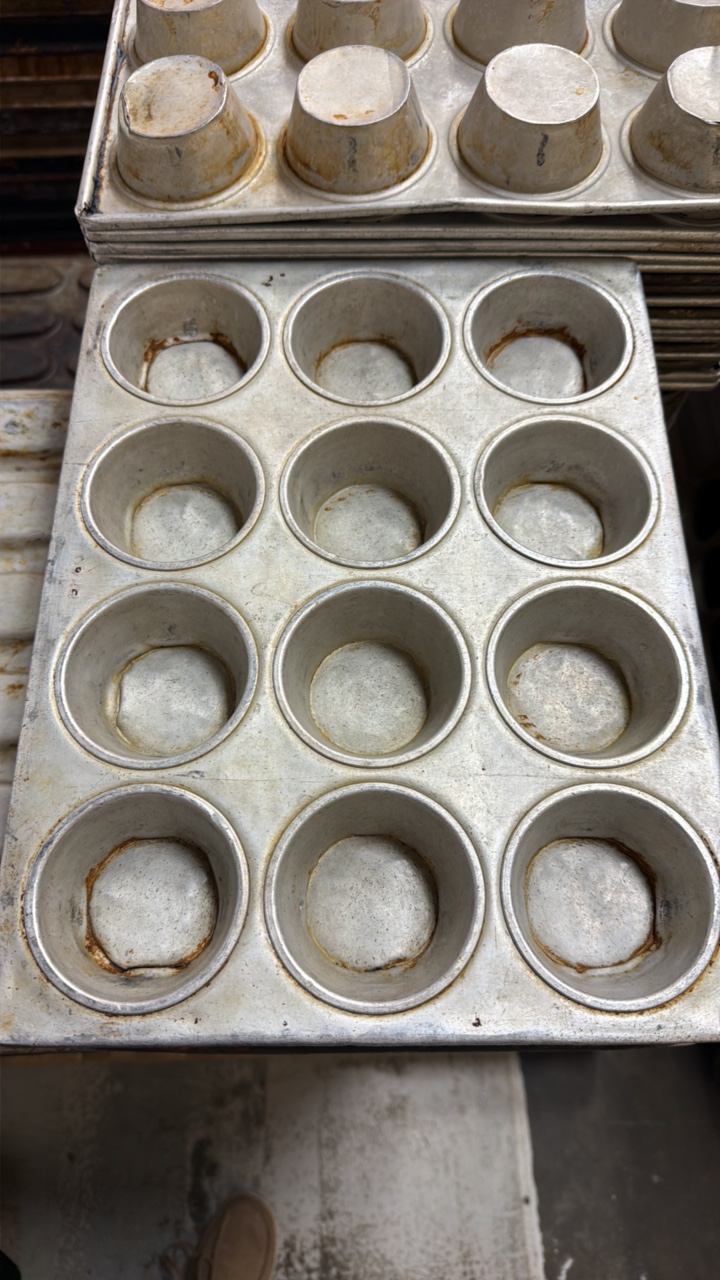lot 415 image: cupcake pans