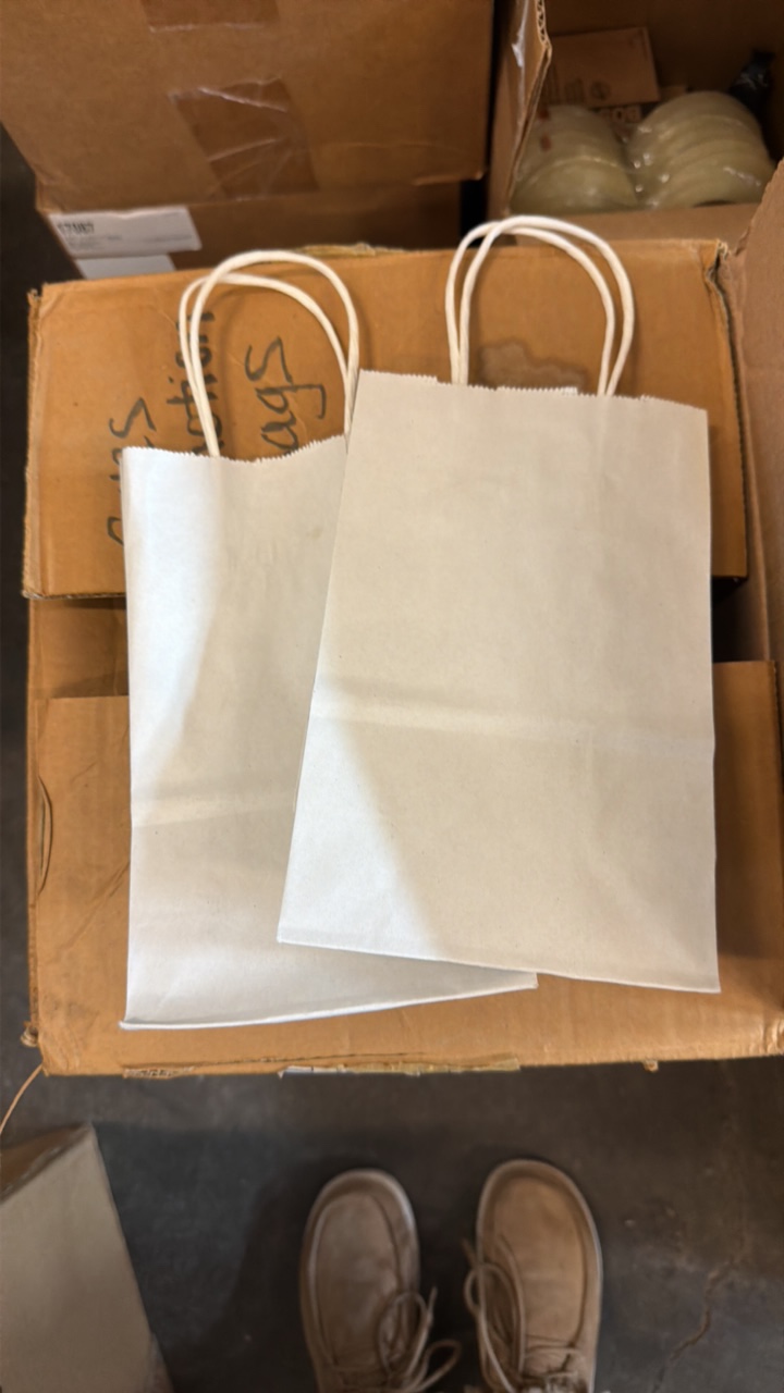 lot 419 image: box of bags