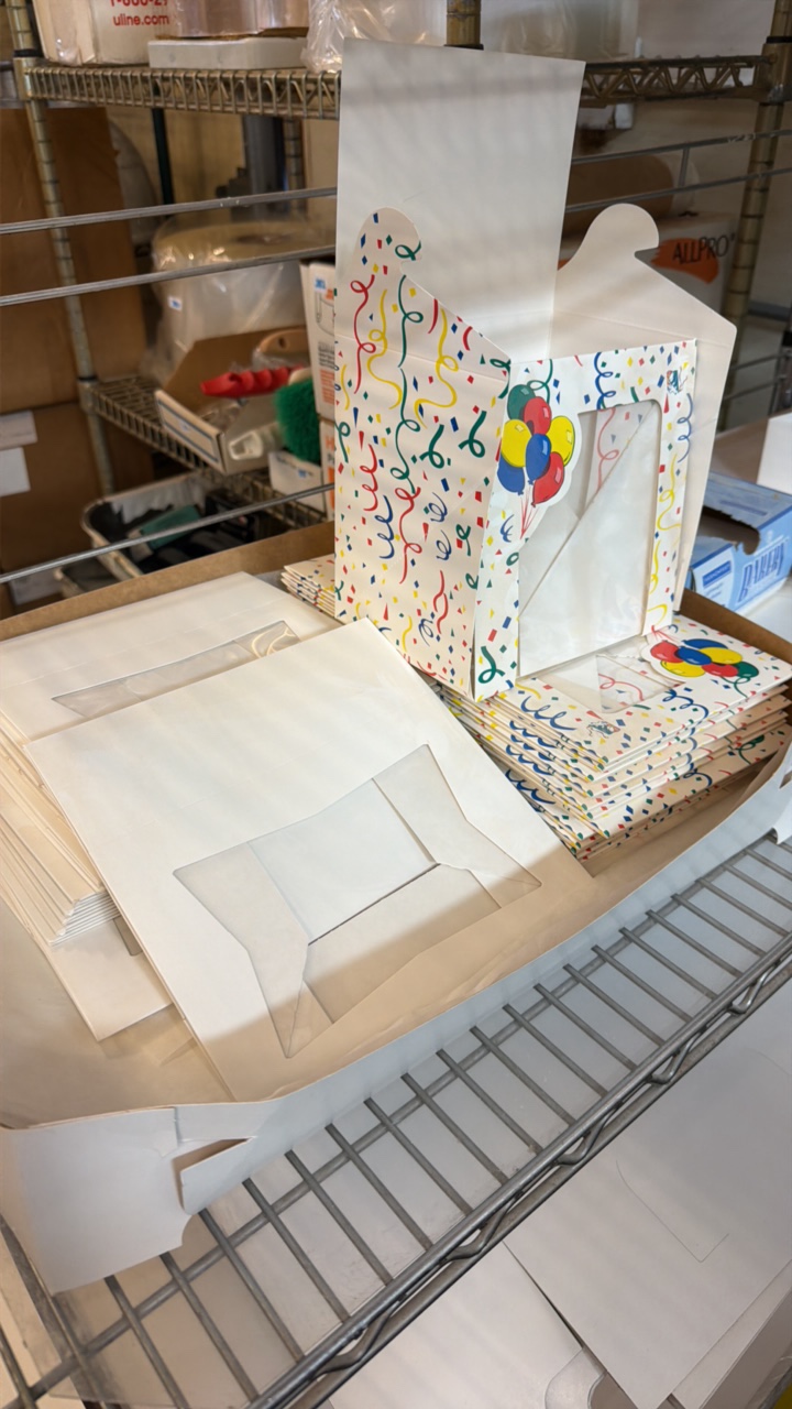 lot 426 image: assorted boxes