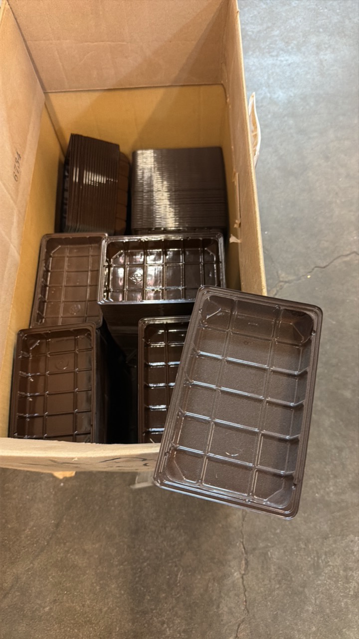 lot 442 image: box of fudge container containers