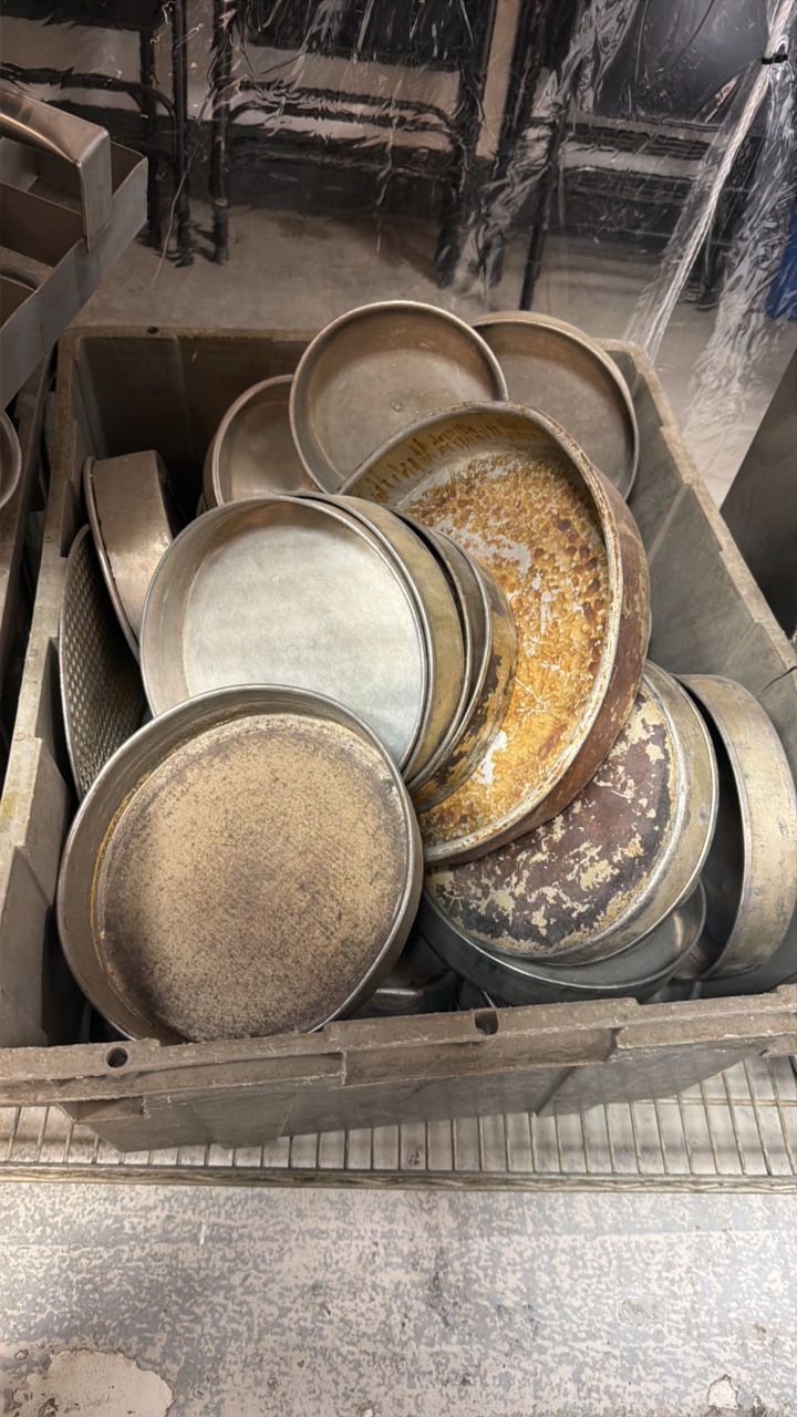 lot 461 image: tote is assorted pans