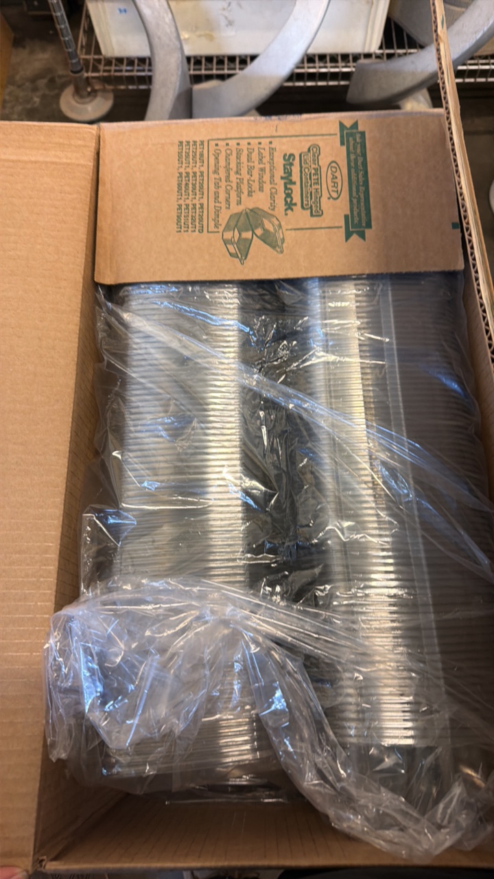 lot 469 image: clear hinged takeaways 32 ounce