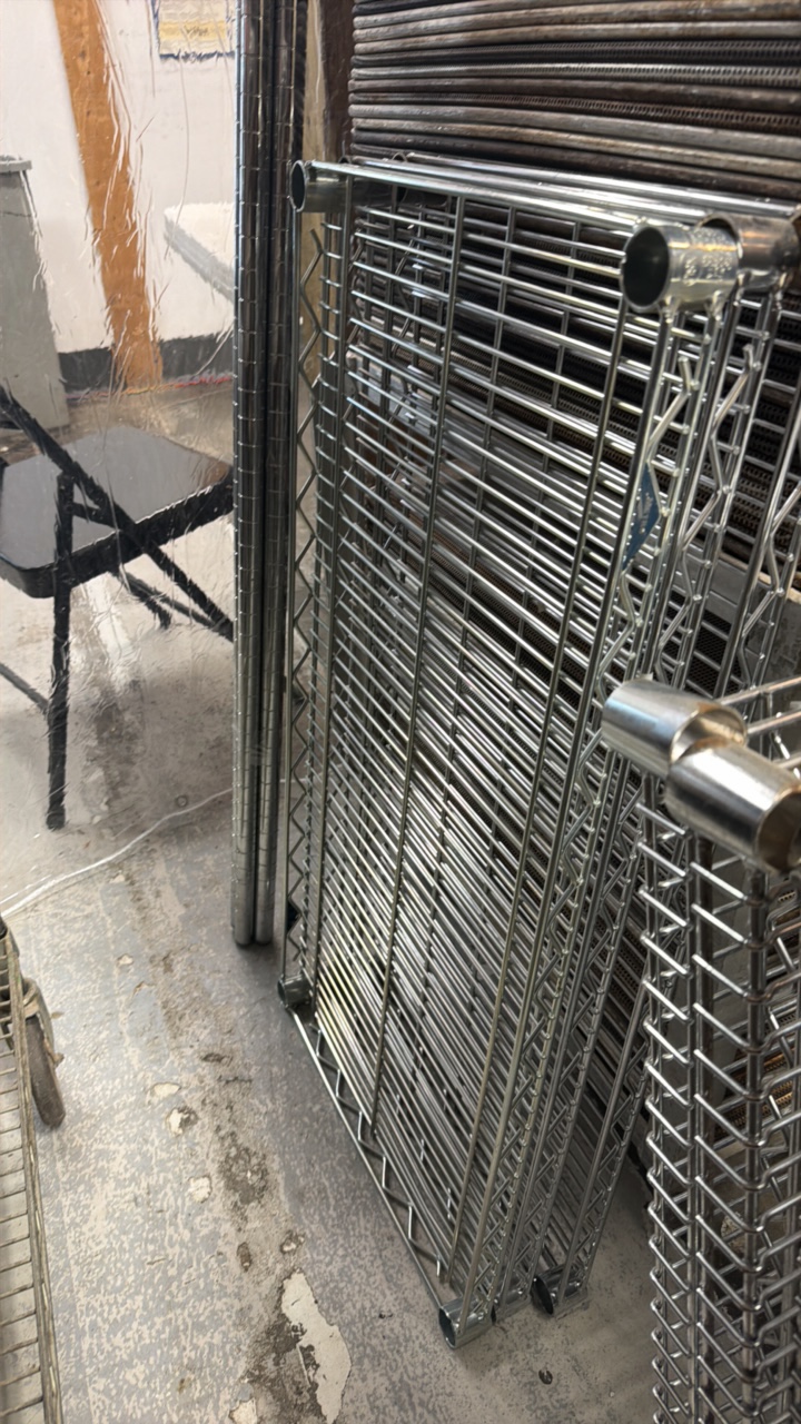 lot 482 image: bakers rack