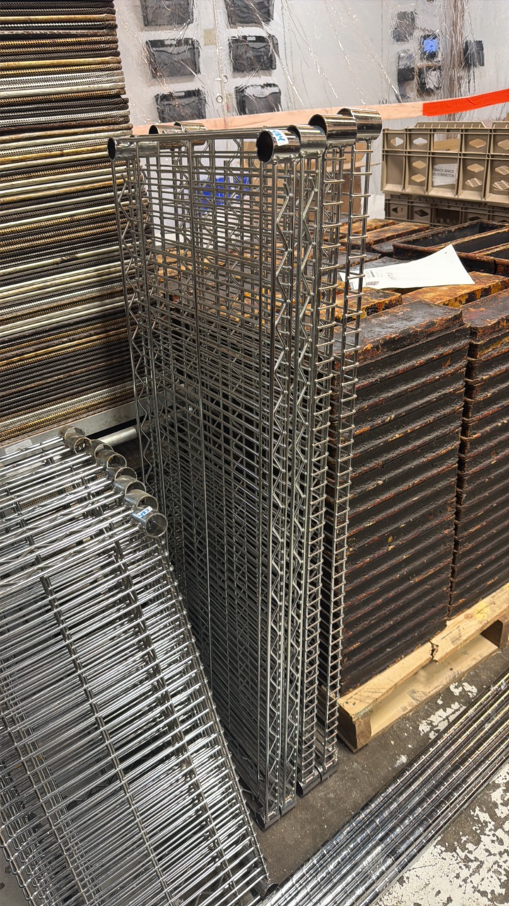 lot 484 image: bakers rack