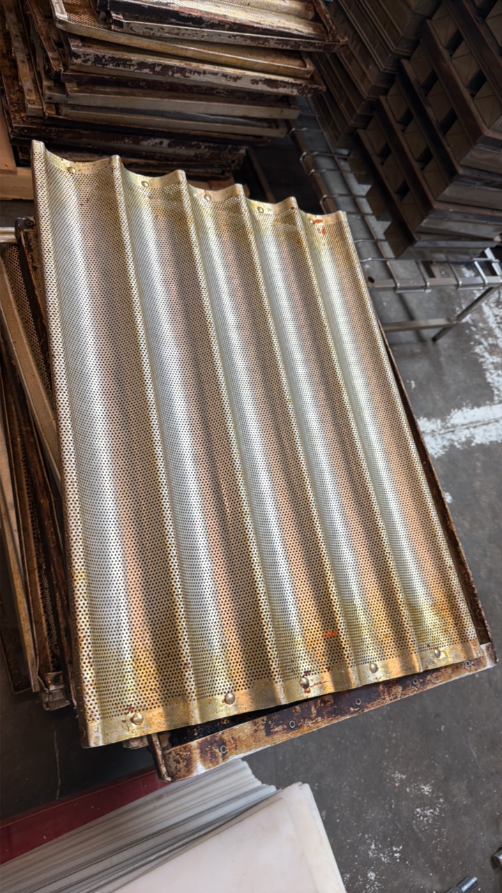 lot 485 image: bread pan tray