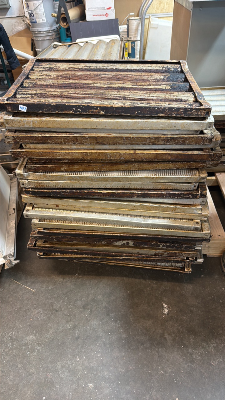 lot 487 image: bread pan trays