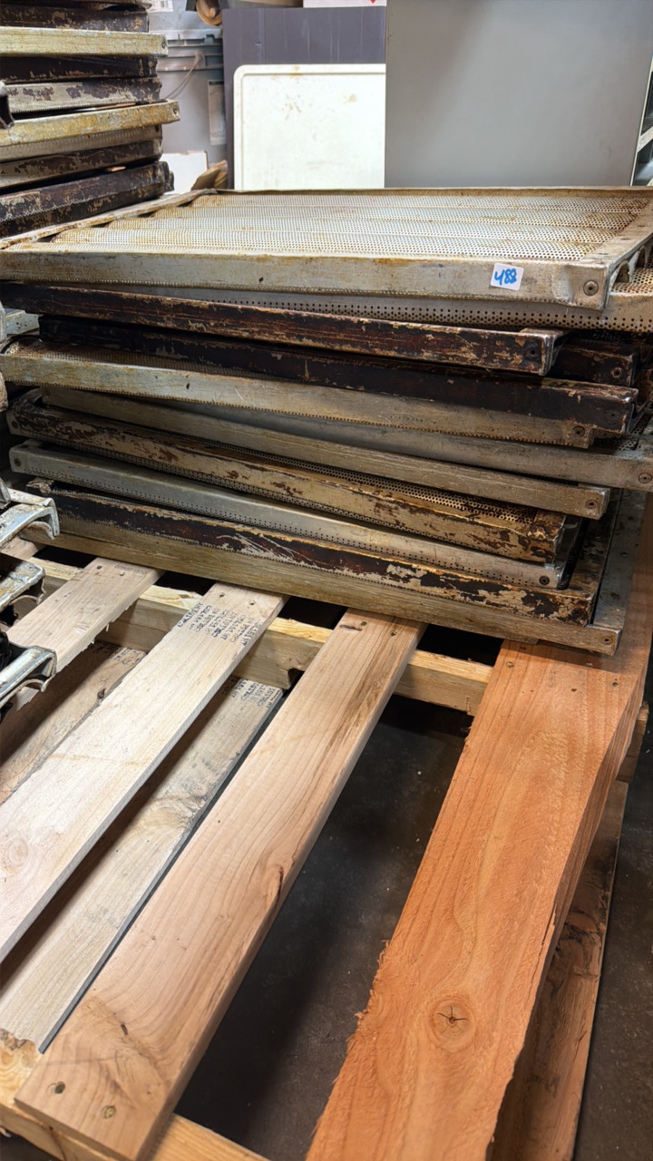 lot 488 image: bread pant trays