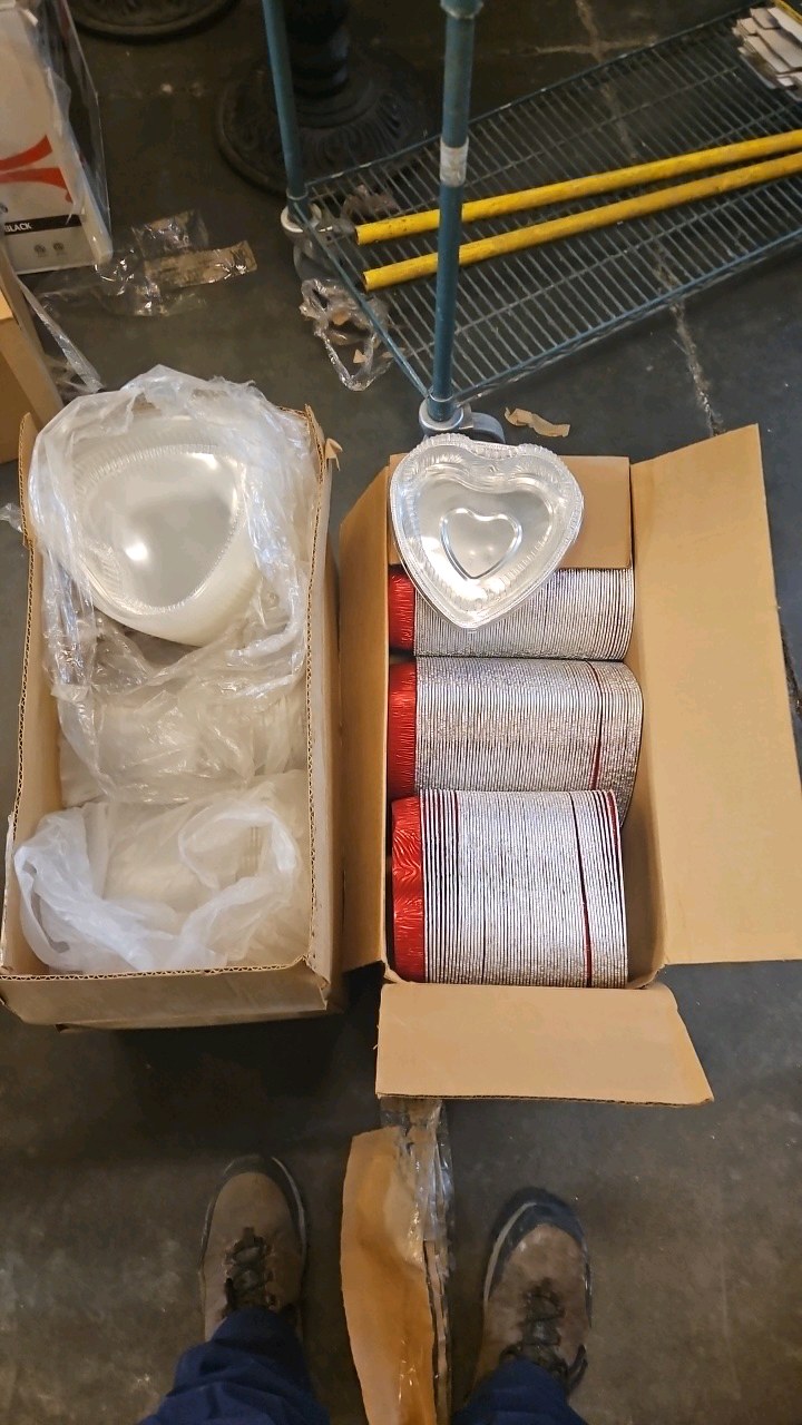 lot 494 image: Large foil heart pan with clear top