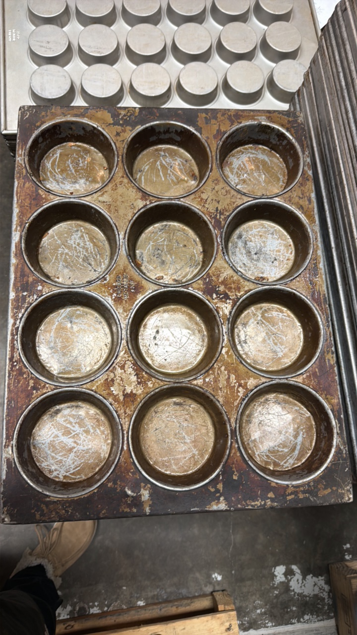 lot 514 image: muffin pans