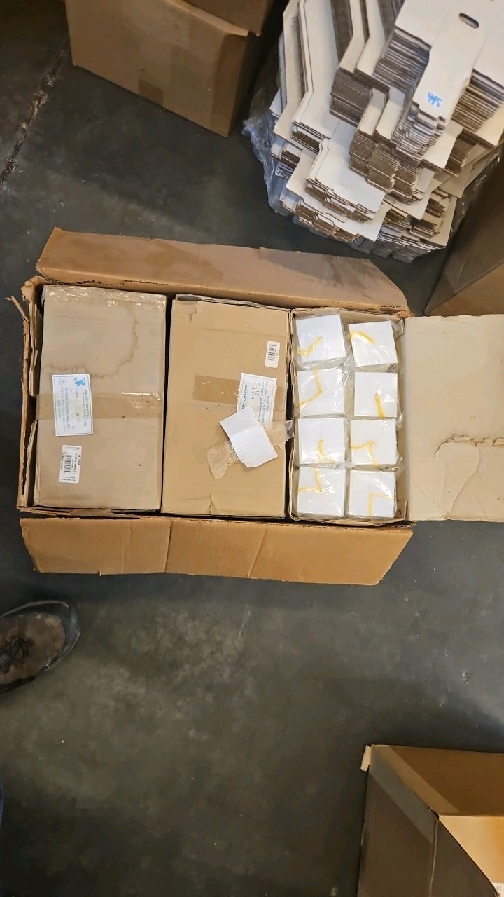 lot 518 image: White Graduation Cap w Gold Tassel Cake Topper, Decoration, 2.5 x 3.5 New