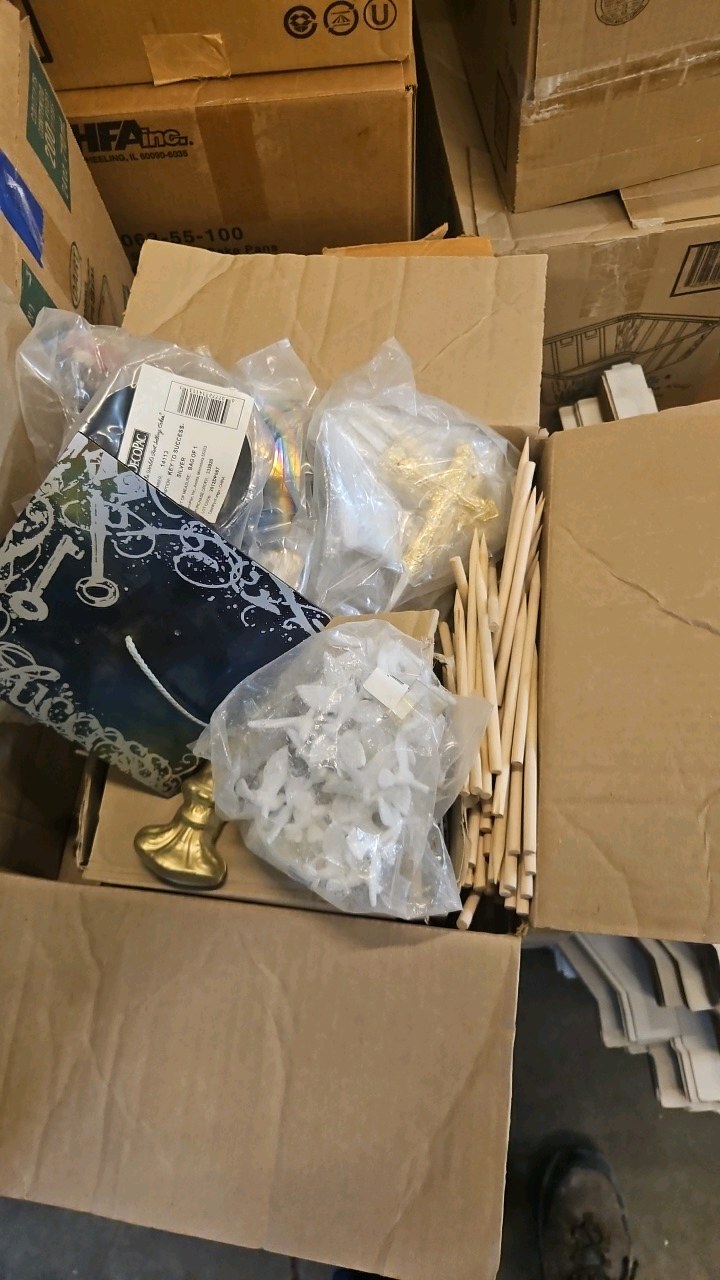 lot 519 image: Cake decorations assorted