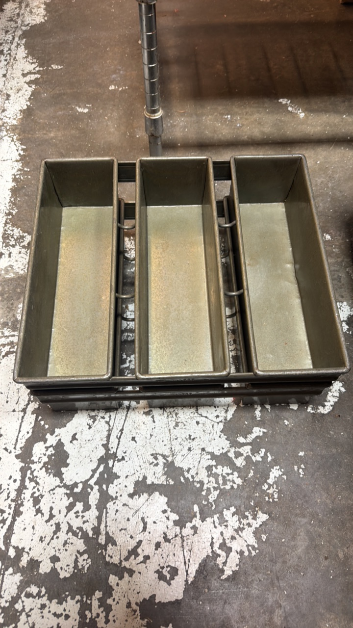 lot 527 image: 3 box bread pans wlids