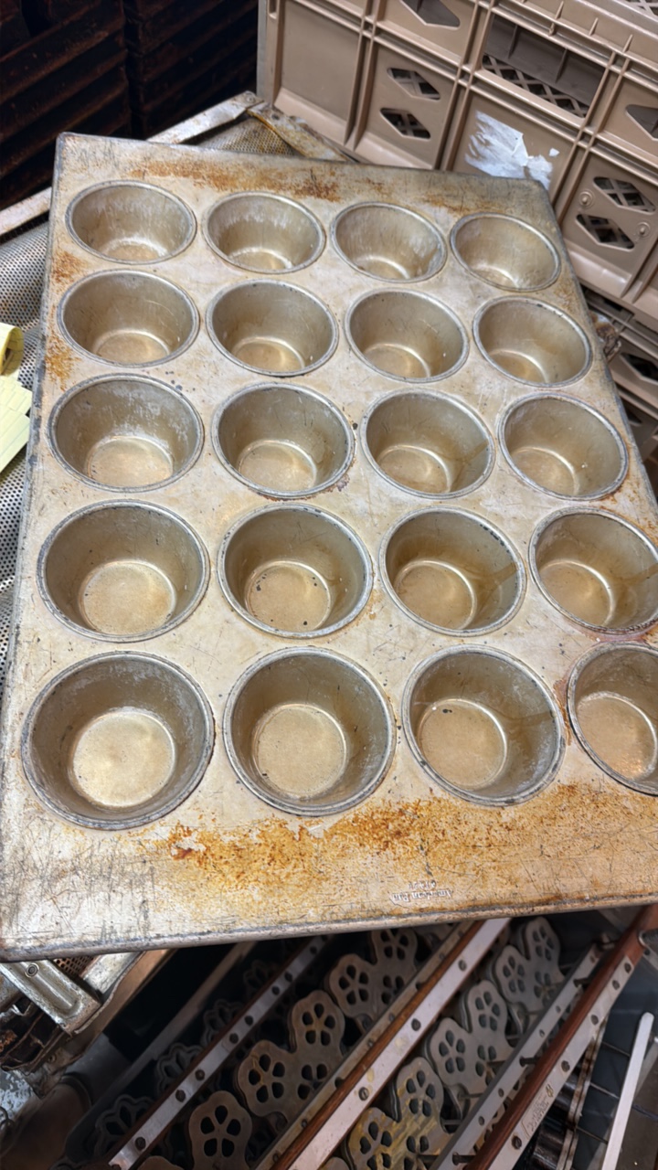 lot 531 image: muffin pans
