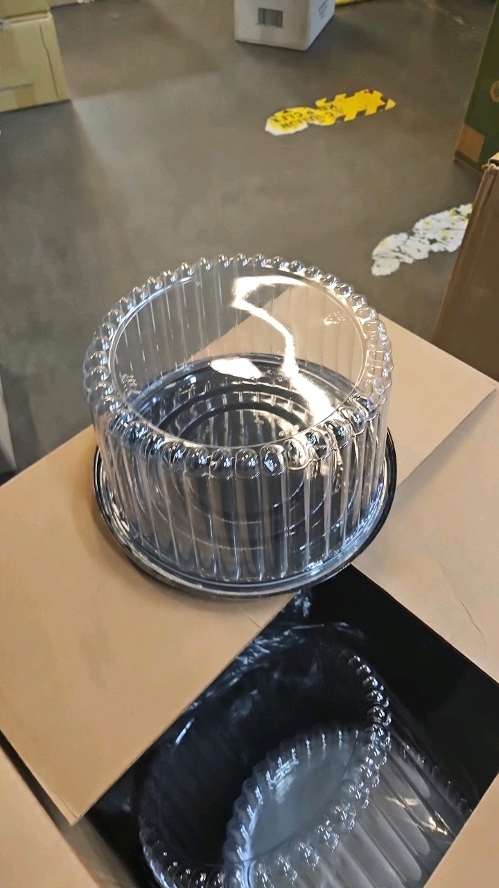 lot 547 image: 7 round cake dome with tray