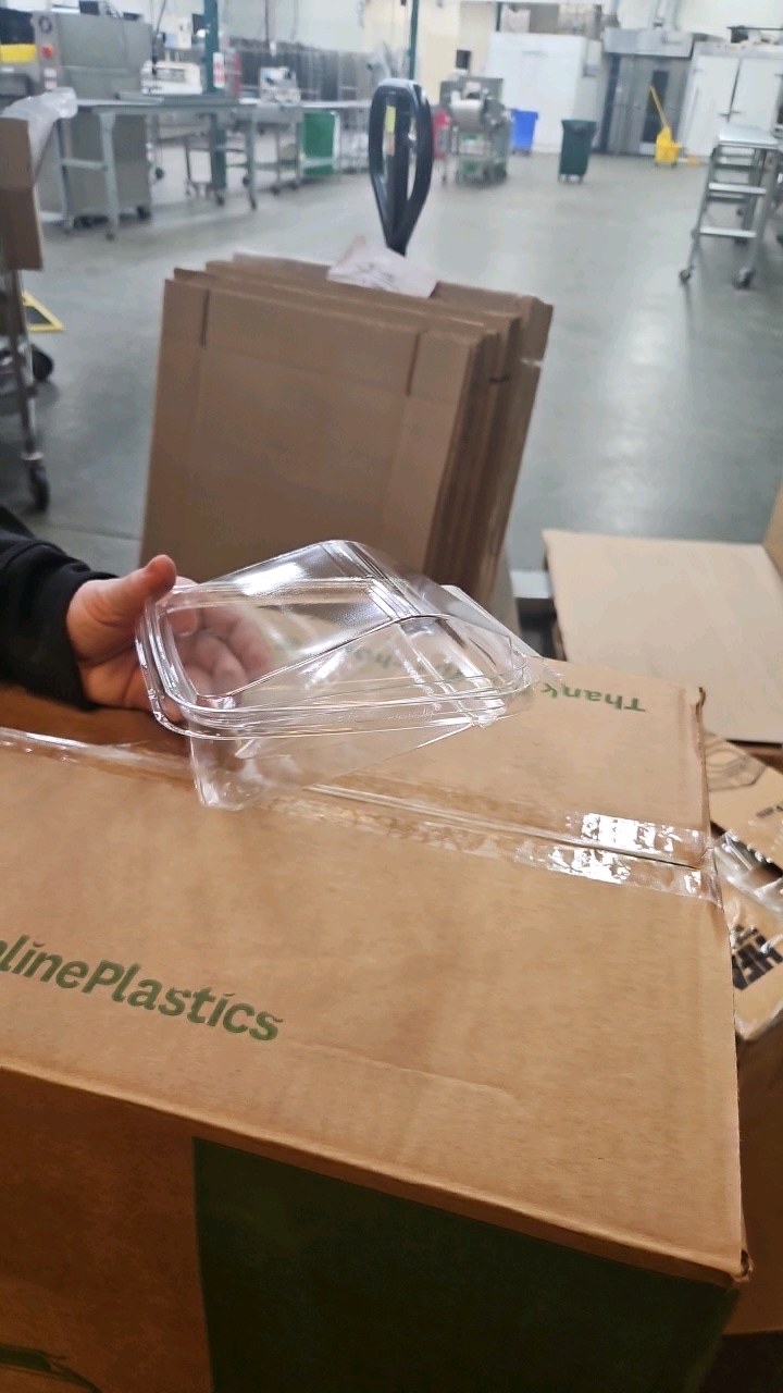 lot 548 image: cake slice container