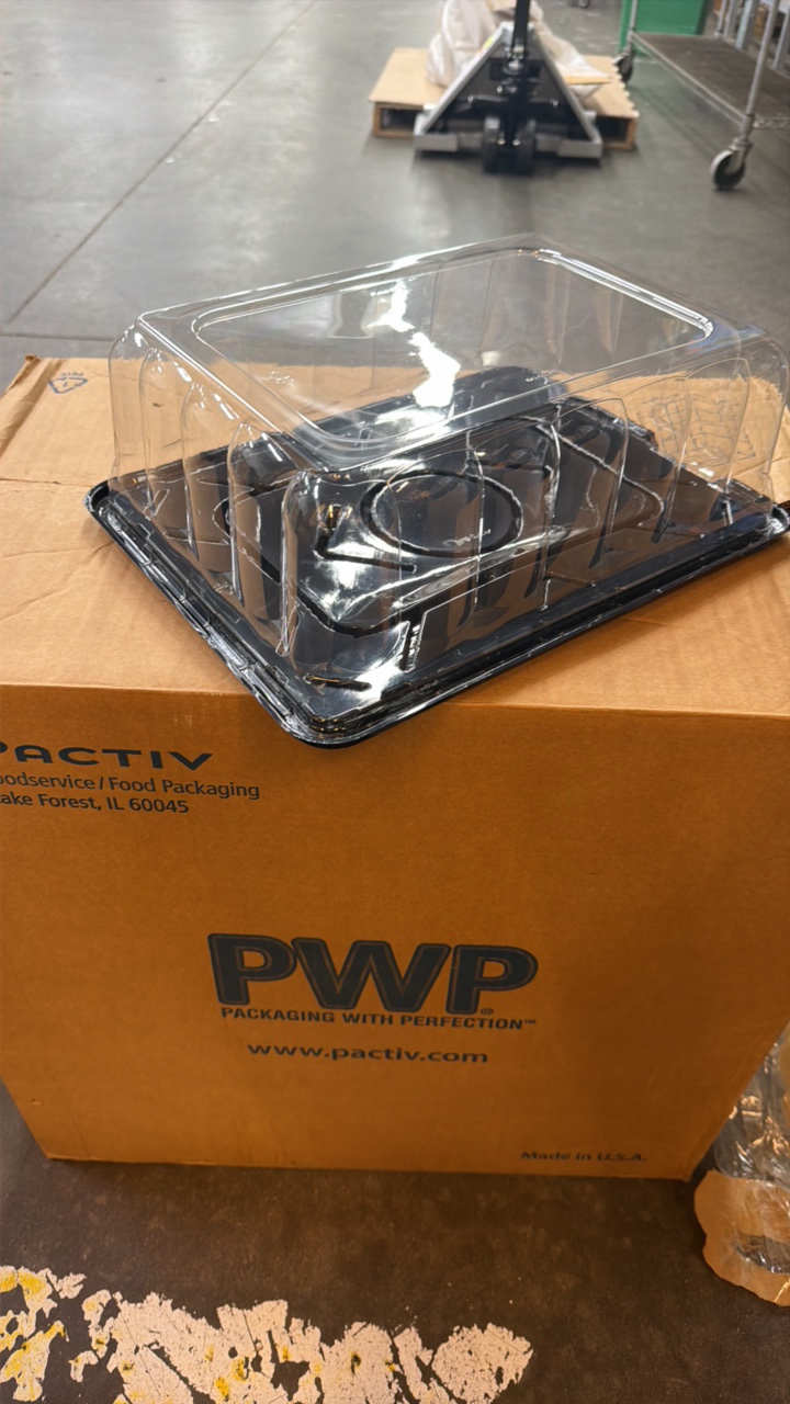 lot 553 image: Half sheet cake, dome or tray