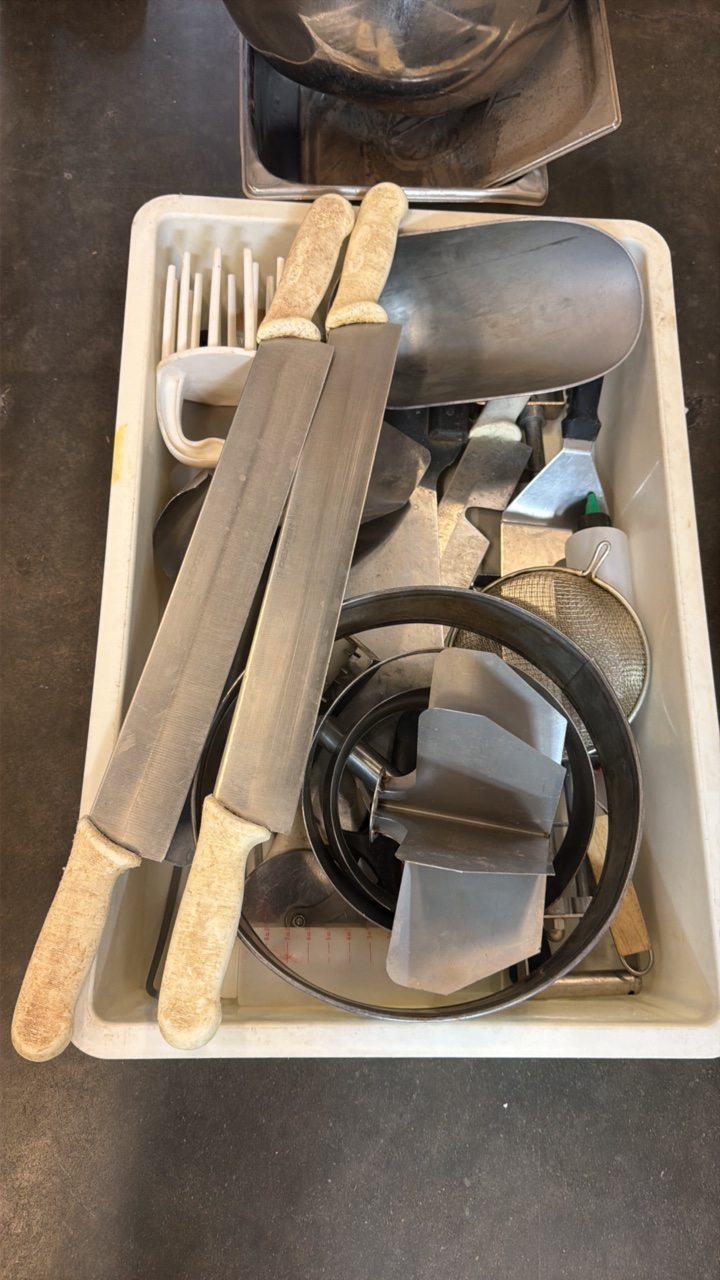 lot 558 image: Bucket of various tools scoops