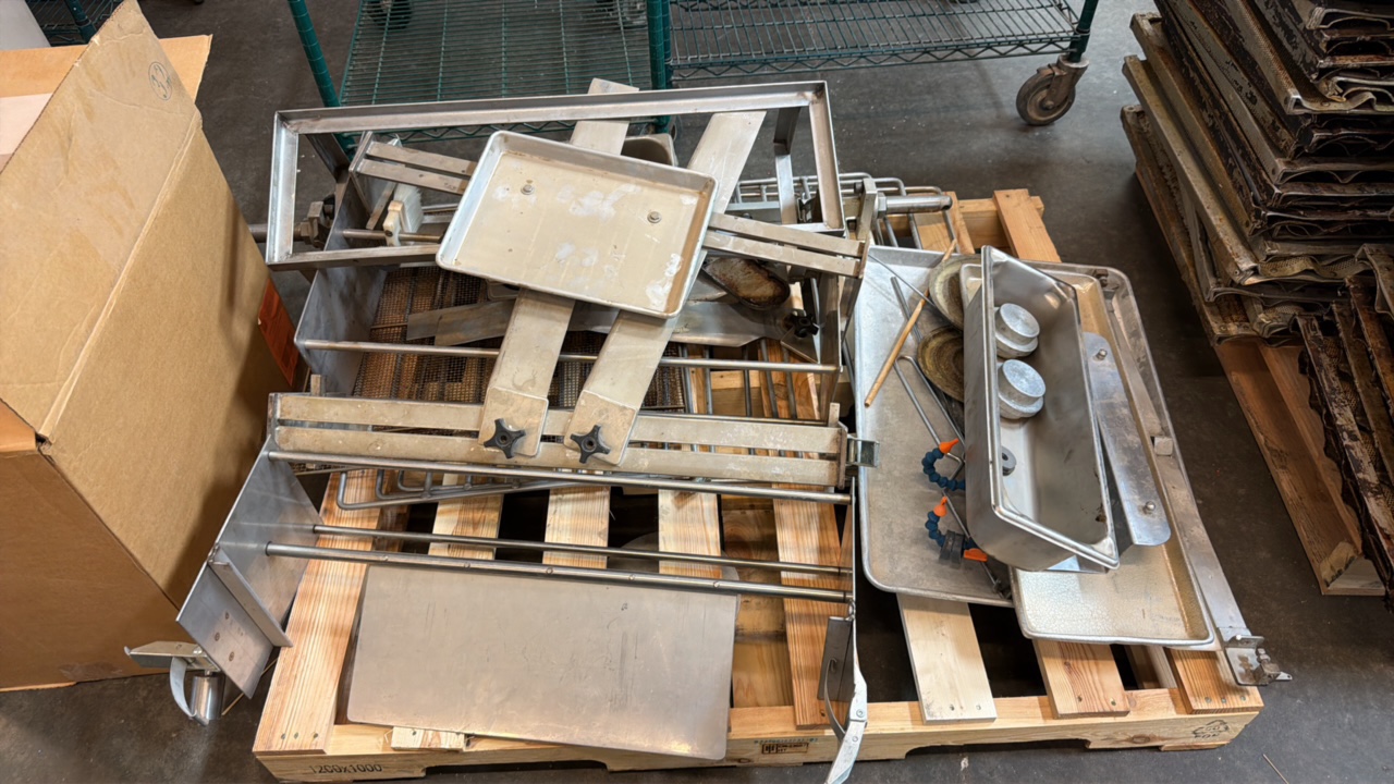 lot 567 image: pallet of parts