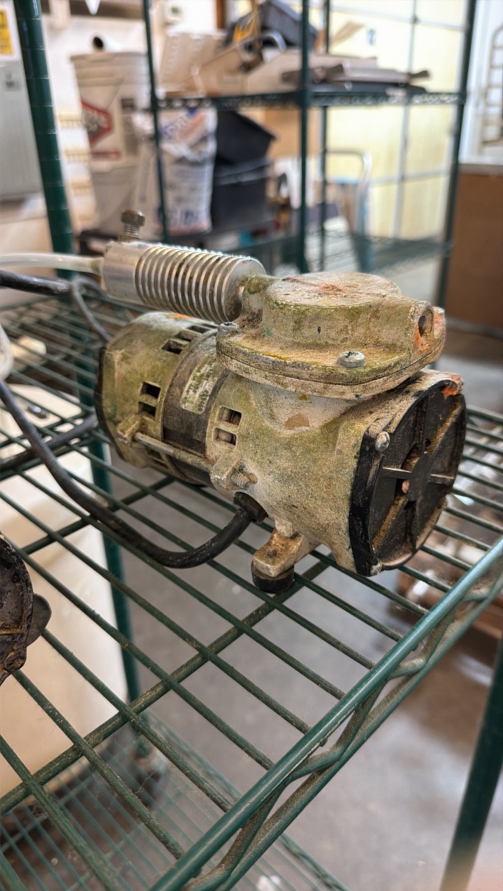 lot 572 image: air compressor