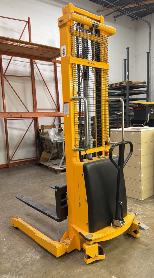 Straddle stacker H-5440 Uline