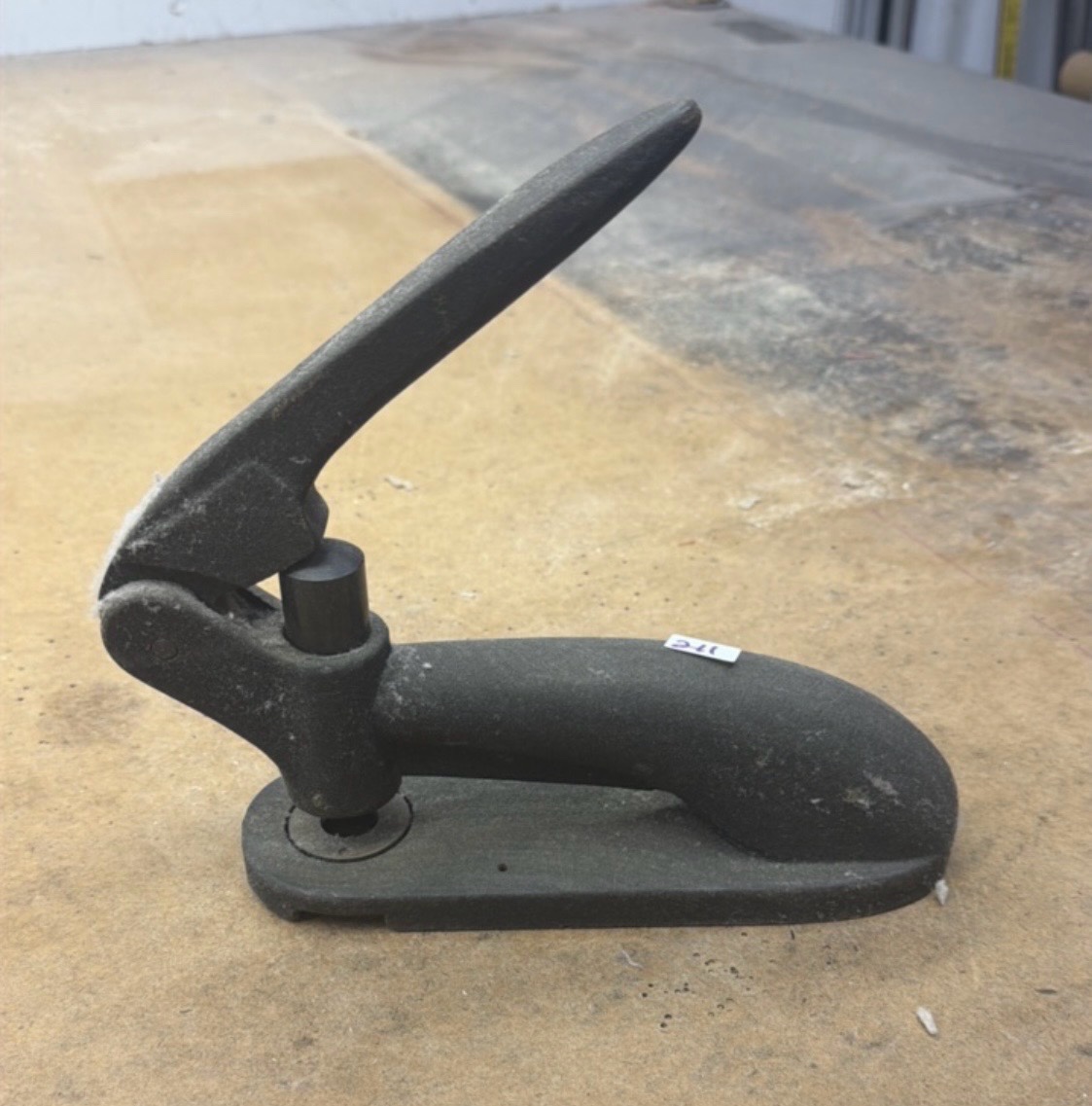 Heavy duty pallet clamp